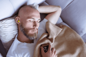 Personne dormant paisiblement avec des bouchons d’oreilles