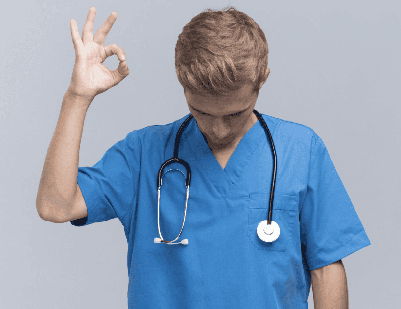 Médecin homme faisant le signe que tout est ok