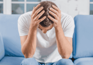 Homme anxieux se prenant la tête à deux mains