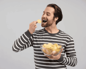 Exemple d'un bruit de misophonie avec un homme qui va croquer une chips avec bruit de mastication 