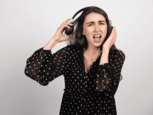 Femme retire son casque à cause d'une douleur