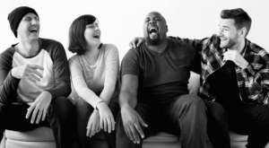 Gens qui rient fort et peuvent déranger une personne victime d'hyperacousie