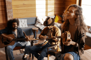 Groupe d'amis qui jouent tranquillement de la musique ensemble