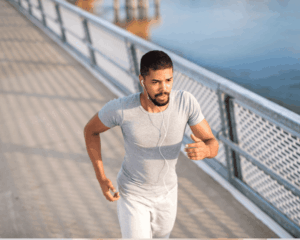 Homme qui court pour se sentir mieux physiquement et émotionnellement