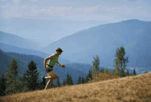 Homme qui court dans la nature