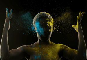 Photo artistique d'un homme se projetant plusieurs couleurs sur le corps