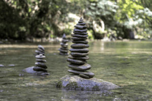 Pierres entassées les unes sur les autres, symbole de paix et d'harmonie