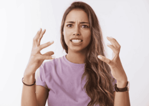 Femme anxieuse avec les mains crispées