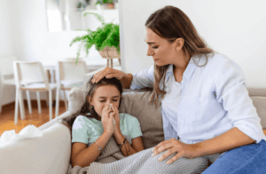Maman qui s'occupe de montrer à sa fille comment se moucher