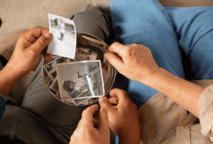 Partage de souvenirs à travers des photos de famille