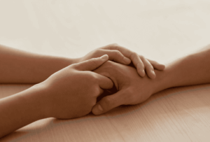 Mains qui en tienne une autre dans un geste de soutien