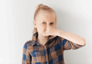 Fille qui se bouche le nez