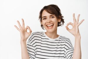 Femme qui fait le signe de zéro pour représenter la gratuité du bilan de réappareillage.