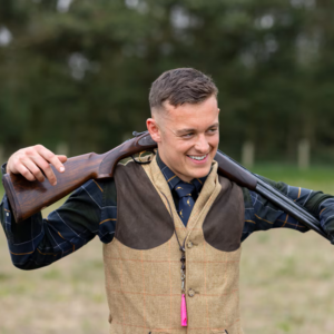 Chasseur portant une protection auditive pour se protéger des coups de fusil