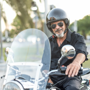 Motard portant des protections auditives sous son casque