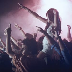 Jeune femme profitant d'un concert, illustrant les situations où il est recommandé de protéger ses oreilles des bruits intenses.