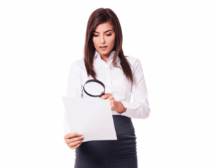 Femme inspecte un devis pour connaitre les détails