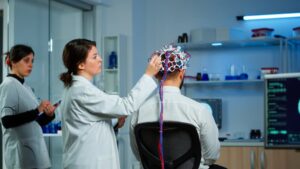 Docteur branchant des capteurs sur un cerveau pour analyser une activité neuronale