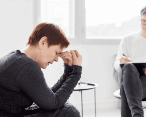 Personne qui décrit ses problèmes d'isolement ou de dépression à son psychiatre