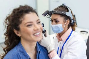 ORL examinant l'oreille d'une patiente