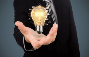 Personne tenant une solution dans la main