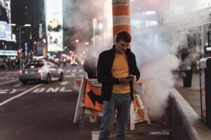 Homme dans une rue bruyante, chantier, voitures