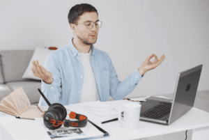 Homme qui se recentre au travail pour se détendre 