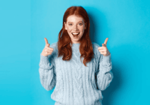 femme heureuse de trouver une solution