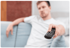 Homme augmentant le volume de la tv