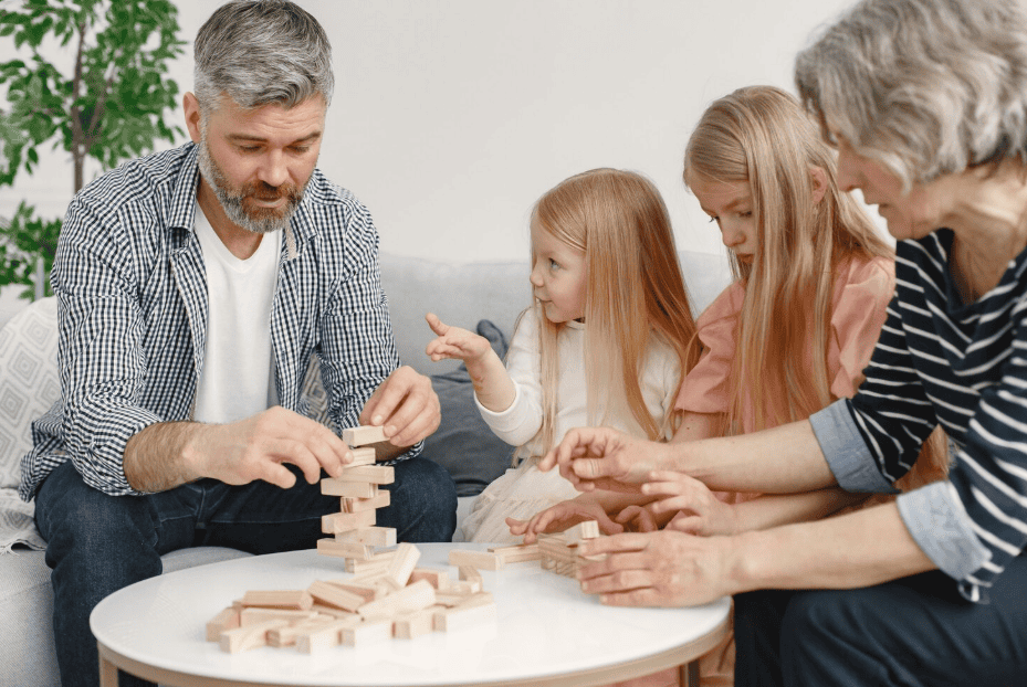 Discussion entre petits enfants et grands parents illustrant une situation où on aimerait bien entendre