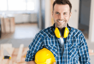 Personne en environnement bruyant professionnel avec protections auditives