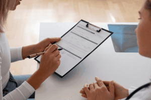 Présentation transparente d’un devis pour un appareil auditif chez Acoustico