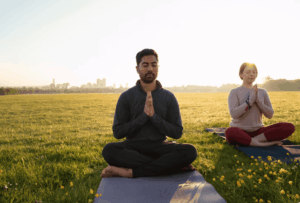 Personne pratiquant un exercice de respiration et relaxation, illustrant les techniques pouvant aider à mieux gérer la misophonie.