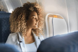 Voyageur portant une protection auditive dans un avion