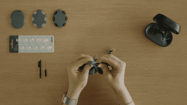 Nettoyage d’appareils auditifs avec outils et pare cérumen