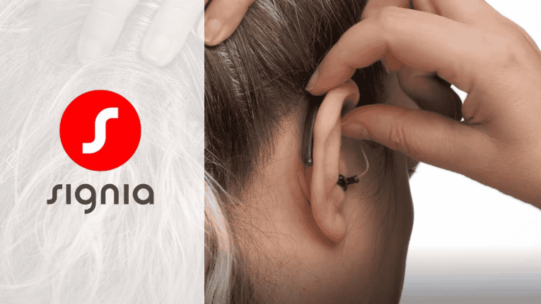 Femme en train d'installer un appareil styletto à son oreille droite
