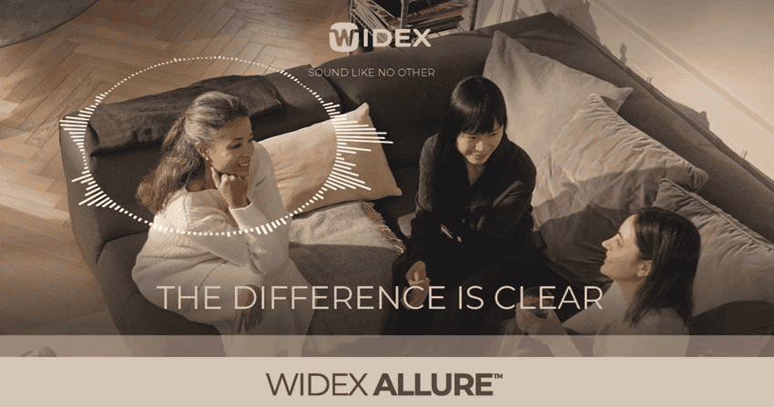 Illustration des automatisme de Widex Allure : une dame discute avec des amies au salon