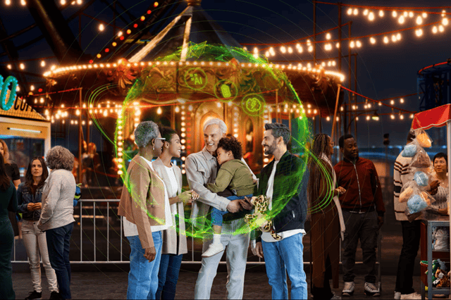 Personne utilisant un appareil auditif Phonak Sphere dans une fête foraine
