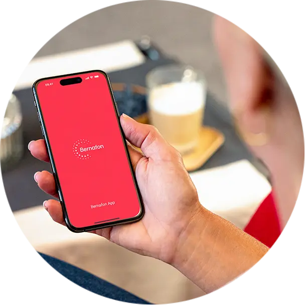 Application Bernafon app sur le natel dans la main d'une personne