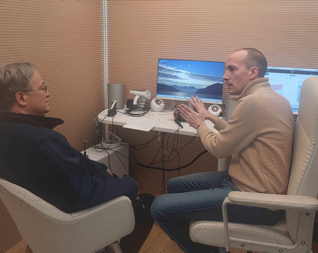 Audioprothésiste donnant des explications à un patient en cabine