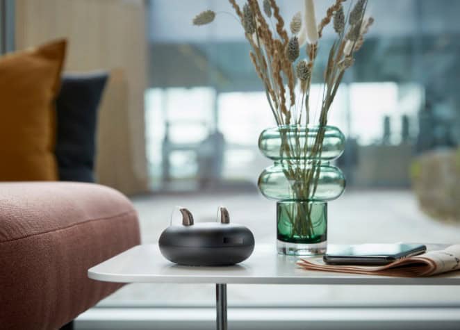 Appareils auditifs haut de gamme posés sur une table de salon
